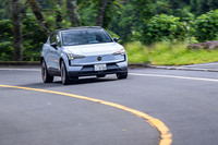 「パフォーマンス」モードを選択した「EX30ウルトラ ツインモーター パフォーマンス」の0-100km/h加速は3.6秒。「ポルシェ911カレラS／911カレラ4S」とほぼ同じダッシュ力を、このコンパクトなSUVで味わえるのはなかなか痛快である。