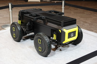 こちらは“ワークモビリティー”のコンセプトモデル「Versatile micro e-Mobility Platform concept」。スズキが培ってきた電動車いすの技術を応用した製品で、さまざまなロボットの足まわりとなる“電動モビリティーベースユニット”である。