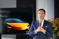 マクラーレン・オートモーティブのチーフセールス＆マーケティングオフィサーを務めるジョージ・ビッグス氏。あいさつのなかで、市場としての日本の重要性を強調した。