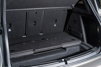 ラゲッジルームの容量は、5人乗車時で405リッター、後席を倒した状態で1275リッター。プラグインハイブリッド機構を搭載する都合で荷室床下の収納スペースは大幅に縮小され、また床面にも前方が高めとなるよう傾斜がつけられた。