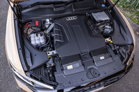 最高出力272PS、最大トルク600N・mの3リッターV6ディーゼル ターボエンジンを搭載。電動化を推進するアウディにあって、同モデルはハイブリッドシステムなどが採用されない純内燃機関車となっている。
