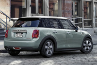 レトロモダンな限定車 「MINIアイスブルー」登場の画像