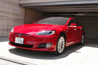 「テスラ・モデルS」がマイナーチェンジ　リモート駐車が可能に