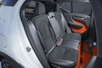 後席の背もたれは、肩部のレバーを使って畳むことができる。ヘッドレストだけを前方に倒し、ドライバーの後方視界を確保することも可能。