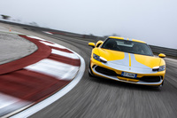 電子制御関連では、自動車としてはこれが初採用となる6wayのシャシーセンサーや、それを核とした各種ビークルダイナミクス制御システムの採用も「296GTB」の特徴。より高次元における、意のままの操作性と走行安定性の両立が図られている。