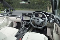 テスト車の内装色は「ゴルフ」らしからぬ（？）高級感にあふれたホワイト。特別仕様車「マイスター」のみに設定される。