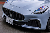 ミドシップスーパーカー「MC20」譲りのヘッドランプデザインや、トライデントのエンブレムを中央に置く大きなフロントグリルが目を引く「グランカブリオ トロフェオ」のフロントフェイス。左右にカーボンパーツを用いたバンパーデザインは、クーペモデル「グラントゥーリズモ トロフェオ」に準じたものとなっている。