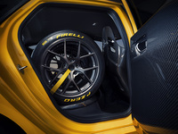 カーボンボンネットの採用や後席の省略などによって標準モデルから約200ポンド（約90kg）もの軽量化を実現。後席の跡地はカーボン製のシェルフとなっており、4本のタイヤを安全に運べるようになっている。