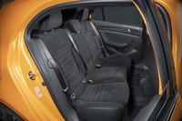 後席も前席同様、アルカンターラ仕立てとなる。パッセンジャー用のUSBポートも用意される。