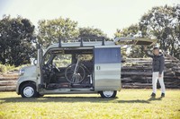 助手席側のBピラーを持たない「ホンダN-VAN」。側方の大開口（幅1580mm×高さ1230mm）のおかげで荷物の積み下ろしが容易になっている。