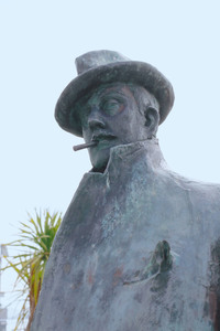 本人の別荘があったマッサチュッコリ湖に立つプッチーニ像。