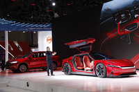 BYDのプレゼンテーションで。コンセプトカー「EシードGT」を説明する内装デザイン部長のミケーレ・パガネッティ氏。