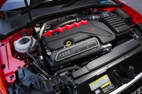 フロントフード下には2.5リッター直5エンジンが横置きされる。ほとんど隙間がないほどぎっしりとパーツが詰まっている。