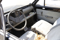 放置された「セアト・マルベーリャ」の車内をのぞく。