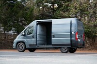 リアドアは左側だけに備わっている。スライドドアに自動開閉のたぐいは付いていないが、ハイルーフの上のほうまで開くのがうれしい。