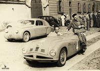 ジウジアーロ氏のボスであったヌッチオ・ベルトーネ（運転席の人物）は若き日、レースにも果敢に参戦した。「フィアット500」をベースにした自社製バルケッタとともに。