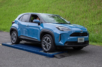 滑りやすい路面を想定したローラーにオンデマンド式四駆システム「ダイナミックコントロール4WD」を搭載する「ヤリス クロスG」を乗せ、走行モードの違いにおける挙動を確認。「NORMAL」モードでは右側前後2輪が空転しスタック状態に陥るが、「ROCK&DIRT」モードを作動させるとローラー上で空転する車輪に自動でブレーキがかかり、同時に反対側の前後輪にトルクが集中。容易に脱出が図れた。