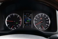 2眼式のオプティトロンメーター。中央には4.2インチのTFTカラーディスプレイがレイアウトされる。