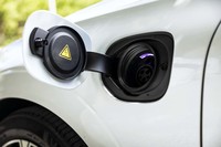 左フロントフェンダー部には、AC200Vの給電口が配置される。満充電までに要する時間は2.5～3時間ほどで、最長40.9km（WLTCモード）のEV走行が可能。