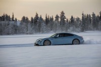 「タイカン4S」の全高は1379mm。セダンという点では同じだが、「パナメーラ」よりも50mmほど低いスタイリングとなっている。