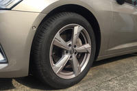 足元には「ブリヂストン・トランザT005」の18インチタイヤが装着されていた。