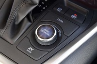 こちらは「ハイブリッドG」の走行モードセレクター。「アドベンチャー」のものと異なり、ダイヤルがドライブモードセレクターに割り当てられる。オフロードについては「トレイルモード」のボタン（写真奥）に集約。EVモードのスイッチ（手前）も備わる。