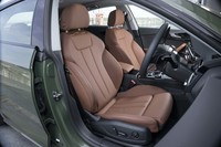 レザーのスポーツシートは「ラグジュアリーパッケージ」に含まれるオプション。ボディーカラーとの取り合わせがすてきなレザーの名前は「オカピブラウン」。