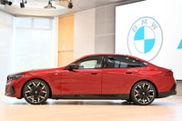 新型「BMW 5シリーズ」が日本上陸　BEVの「i5」と4気筒エンジン車のみをラインナップの画像