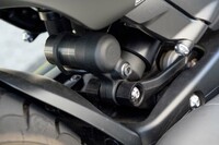 サスペンションは前後ともにショーワ製。前はφ47mmの倒立フォークで、コンプレッションとリバウント調整が可能。後ろはピギーバッグリザーバータイプのフルアジャスタブルモノショックで、油圧式のリモートプリロードアジャスターが備わる。