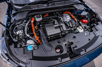 最高出力106PSの1.5リッター直4エンジンに最高出力131PSのモーターを組み合わせたハイブリッドシステム「e：HEV」は、EV走行の領域を拡大。エネルギーマネジメント制御が見直され、エンジンの始動回数や停止頻度が従来型よりも大幅に低減している。