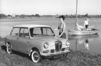 1961年「ライレー・エルフ」。ウォールナットのインパネや本革シートがおごられた高級版「Mini」。