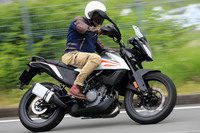 ABSに専用のチューニングが施されているのも「390アドベンチャー」の特徴。オフロードモードでは前輪へのABSの介入が弱まり、後輪への介入はカット。またバンク角に応じてブレーキ圧を制御する、コーナリングABSの機能もカットできる。