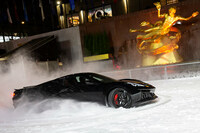 ロックフェラーセンターのアイスリンクにて、ドーナツターンを披露する「コルベットE-Ray」。