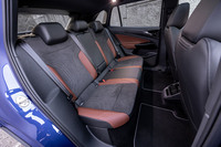 電動サンシェードが備わるUVカット機能付きのパノラマガラスルーフは、後席の頭上付近までガラスエリアが広がり、開放感は文句なし。リアシートの背もたれには60：40の分割可倒機構とスキートンネルが備わる。