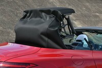 ソフトトップはきれいにZ型に折りたたまれ、トランクの前方に収納される。開閉に要する時間はいずれも15秒ほど。