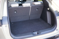 リアピラーの傾斜が大きくなっているのでVDA計測値の荷室容量は減っているが、ゴルフバッグやスーツケースなどは問題なく積載できるという。