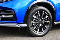 専用デザインのアルミホイール。4WD車には17インチのもの（写真）が、FF車には同じデザインの18インチのものが組み合わされる。