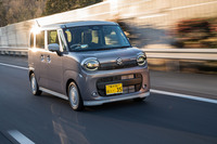 この試乗車のボディーカラーは新規設定色「トープグレージュメタリック」と「ソフトベージュ」のツートンカラー。トープグレージュメタリックをルーフカラーに使うパターンもある。