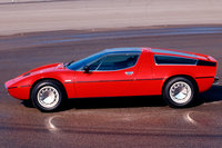 V8エンジンをミドシップ搭載した「マセラティ・ボーラ」。「メラク」は同車とコンポーネンツを共有する、4座のV6ミドシップスポーツカーである。