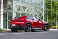 フェラーリ初の4ドア・4シータースポーツとして、2022年9月に世界初公開された「プロサングエ」。他のフェラーリの12気筒モデルと同じく、年間の生産数は限られており、発表直後に数年分の生産計画台数がプレオーダーで埋まってしまったという。