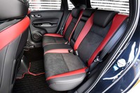 開発車両がファミリーカーなら、家族が座る後席での快適性を第一に考える。今回の「フィットe:HEV Modulo X」も、土屋氏は最初の半年間、運転席に座ることなく開発に取り組んだという。