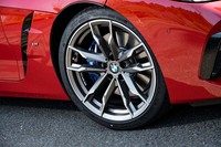 タイヤサイズは前が255/35ZR19で、後ろが275/35ZR19。スポークの隙間から、高い制動力を発生させる「Mスポーツブレーキ」の青いキャリパーがのぞく。