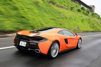 3.8リッターV8ツインターボエンジンは570psを発生する。燃費は欧州基準で10.7リッター/100km（約9.3km/リッター）と発表されている。