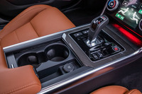 従来はエンジン始動でせり上がるロータリー式シフトセレクターを採用していたが、最新モデルではレバー式を採用。よりスポーツサルーン感が増している。