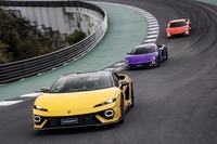 最高速は343km/h、0-100km/h加速のタイムは2.7秒とされる。市販モデルながらレーシングドライバーを驚かせるほどの快足ぶりだ。