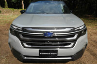 新型「フォレスター」のフロントまわり。水平ラインが複数重なるデザインで個性を主張する。