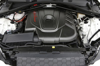 新開発の2.2リッター直4ディーゼルエンジン。最高出力が150psの仕様と180psの仕様が用意される。最大トルクはともにMT仕様が38.8kgm、AT仕様が45.9kgm。