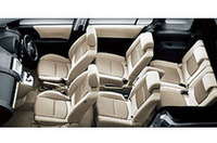 基本は6席。7つ目の「カラクリ7thシート」は、2列目左側の座面下から座面を引き出し、大型センターアームレストを背もたれにして完成する。さらに、2列目の運転席側シート下からは「カラクリ収納ボックス」が出現する。