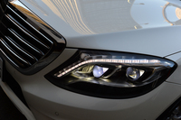 ヘッドランプには、片側だけで最大56個のLEDが用いられる。
    