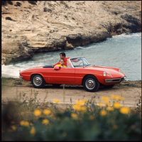 1966年の1600スパイダーは、一般公募によって「デュエット」と名付けられた。映画「卒業」で有名だ。（写真は1968年以降の1750ヴェローチェ版）。